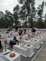 Đoàn viên, thanh niên THPT Thái Hòa, làm vệ sinh lau chùi các phần mộ các anh hùng liệt sỹ