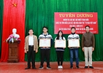 Thầy Hồ Diên Điệp - PHT và bác Trương Công Hân - Hội trưởng HCMHS trao bằng và khen thưởng nhóm tác giả.