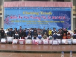 Các đồng chí lãnh đạo trao quà tết cho nguời dân có hoàn cảnh khó khăn.