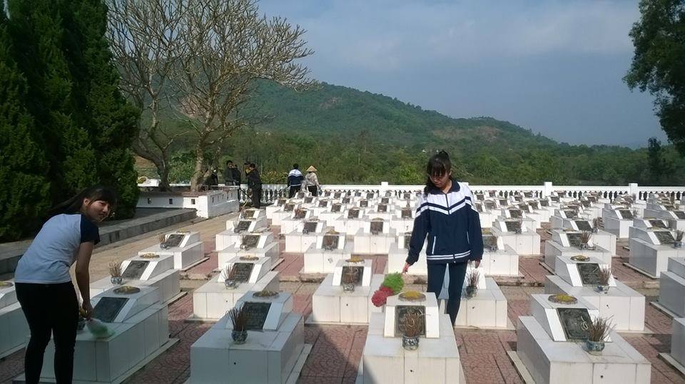 Đoàn trường THPT Thái hòa chăm sóc nghĩa trang liệt sỹ Thái Hòa
