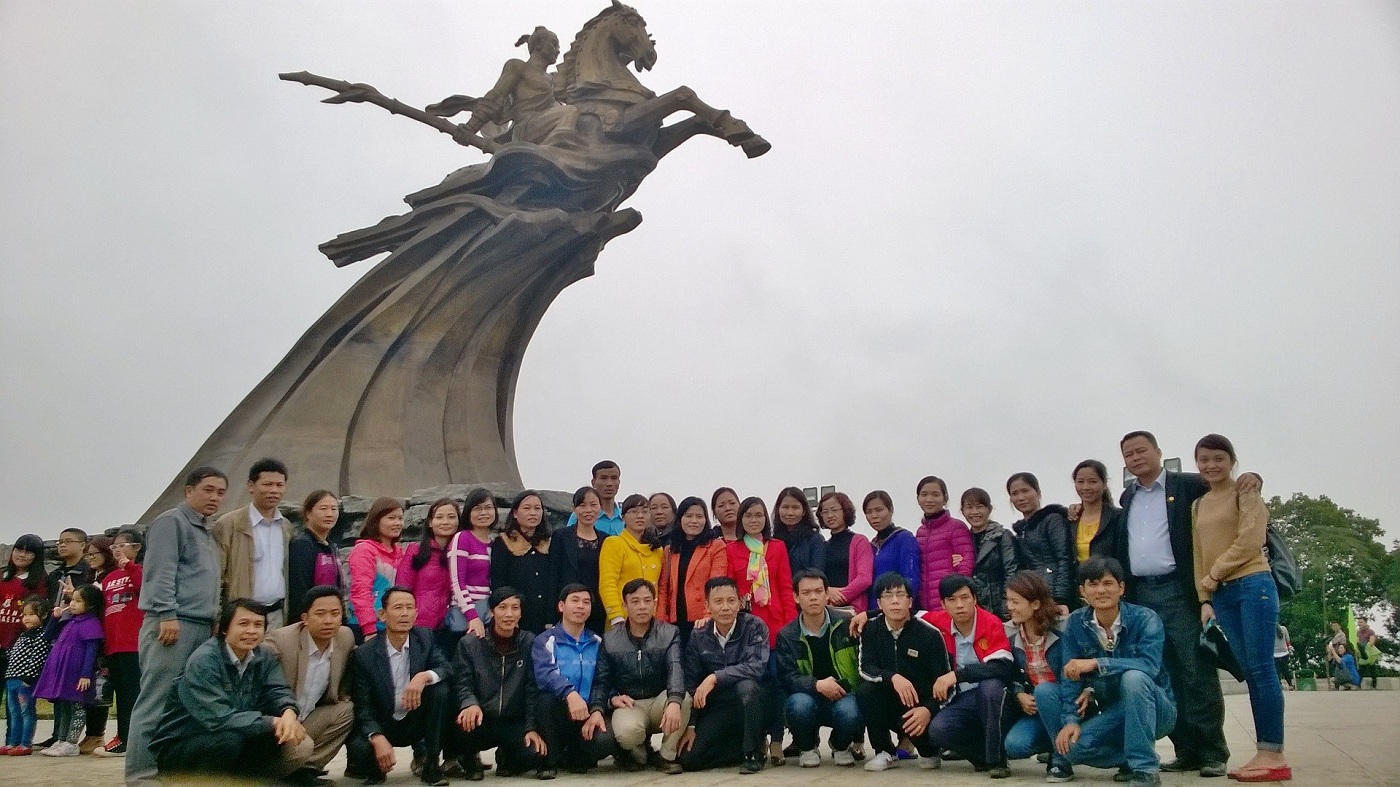 Toàn trường chụp ảnh lưu niệm tại đền Gióng - Sóc Sơn - Hà Nội
