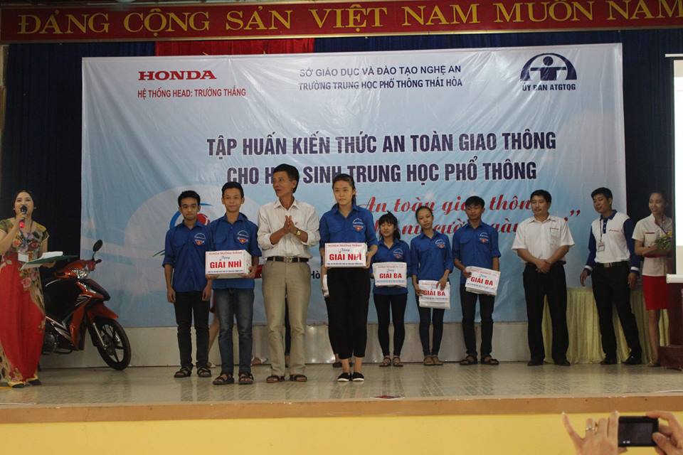 Thầy Nguyễn Văn Bình - P.Hiệu trưởng trường THPT Thái Hòa trao giải cho các em học sinh.