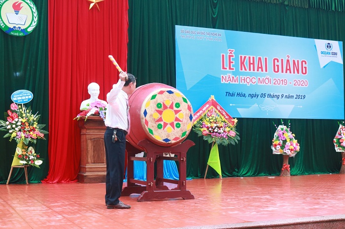 Thầy Lưu Công Lĩnh - Hiệu trưởng đánh trống khai giảng năm học mới